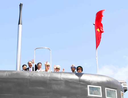 Các đại biểu lên tham quan tàu ngầm.