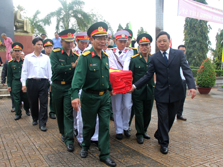 An táng hài cốt liệt sĩ Lê Phúc tại Nghĩa trang Liệt sĩ Hòn Dung. 