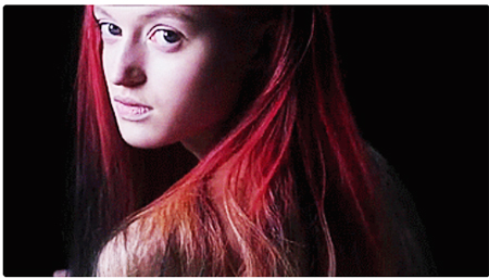   Mái tóc có thể là màu đỏ khi ở ngoài trời và chuyển sang màu tóc tự nhiên khi vào trong nhà