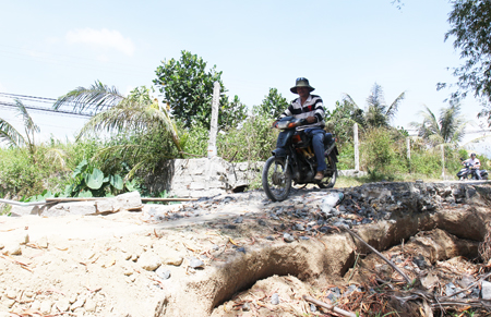 Đường Xí nghiệp cát hiện nay chưa được sửa chữa, nâng cấp