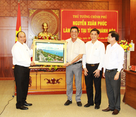 Lãnh đạo tỉnh tặng quà lưu niệm cho Thủ tướng Nguyễn Xuân Phúc