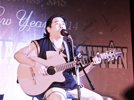 Nhạc sĩ Y Phôn Ksor hát tại Nha Trang