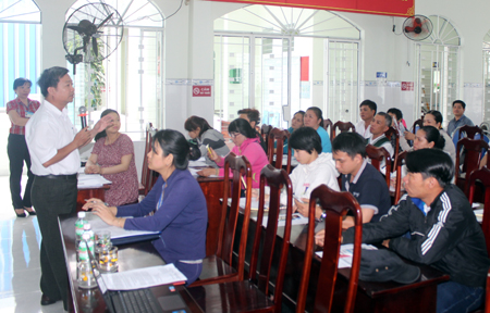  Đại diện 2 đơn vị tư vấn việc làm, xuất khẩu lao động cho người lao động thuộc các hộ dân bị cháy nhà ở cồn Nhất Trí.