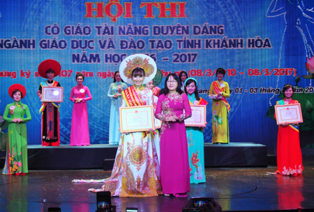Bà Hoàng Thị Lý – Phó Giám đốc Sở Giáo dục và Đào tạo trao giải nhất cho thí sinh Nguyễn Thị Oanh.