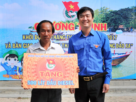 Bàn giao Công trình thanh niên Thắp sáng đảo xa