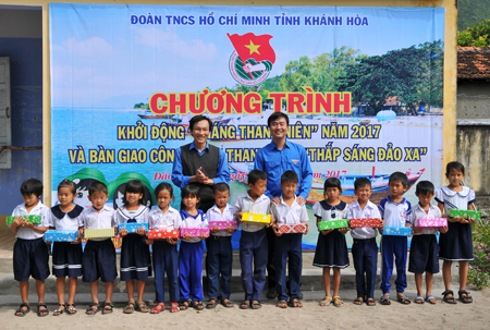 Ban tổ chức trao học bổng cho các học sinh