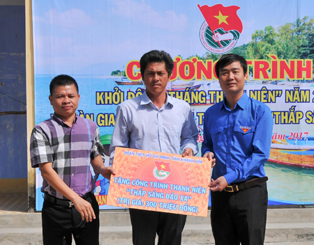 Tỉnh đoàn cùng đơn vị tài trợ bàn giao biểu trưng công trình Thắp sáng đảo xa cho lãnh đạo địa phương