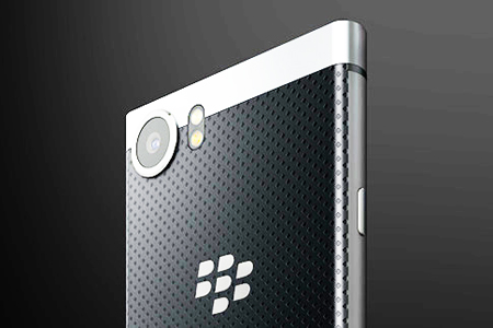 Phía sau KeyOne tích hợp máy ảnh tương đương với điện thoại Google Pixel