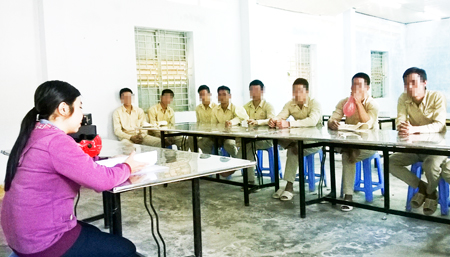 Các học viên cai nghiện tự nguyện tại Trung tâm Giáo dục - Lao động xã hội tham gia sinh hoạt nhóm