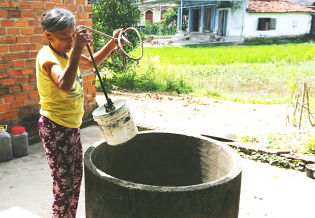 Gia đình bà Sương sử dụng nước giếng nhiễm flo