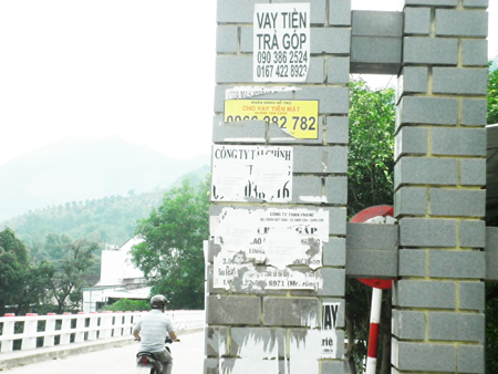 Dán quảng cáo bừa bãi