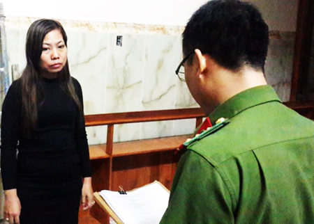 Bà Nguyễn Thị Minh Phương nghe công an đọc lệnh bắt