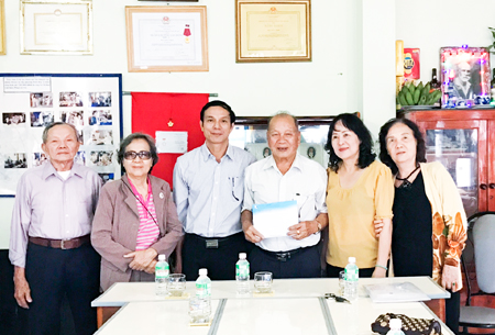 Đại diện công đoàn Khatoco Khánh Hòa tặng quỹ khám bệnh cho Hội Ái mộ Yersin