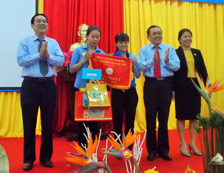 Representatives of Khanh Hoa Salanganes Nest Company offering first prizes in cooking event to winners.