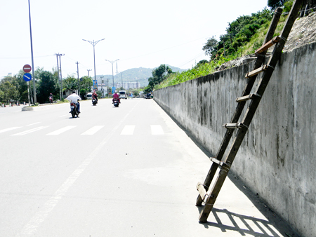 Dựng thang để đi tắt xuống đường