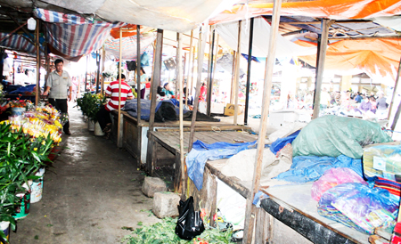 Các sạp hàng tại chợ Vĩnh Hải để trống do tiểu thương nghỉ kinh doanh