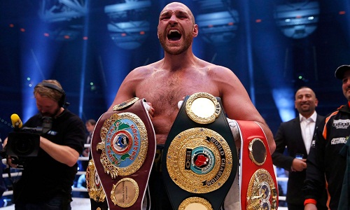 Fury cùng ba chiếc đai vô địch IBF, WBA và WBO giành được sau trận thắng Klitschko. Ảnh: Reuters.
