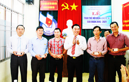 Lãnh đạo Hội Nhà báo tỉnh trao thẻ hội viên cho các nhà báo