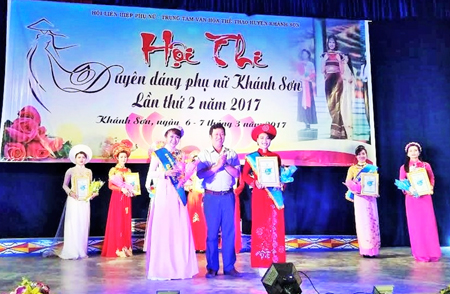 Lãnh đạo huyện Khánh Sơn trao giải nhất, nhì cho thí sinh.