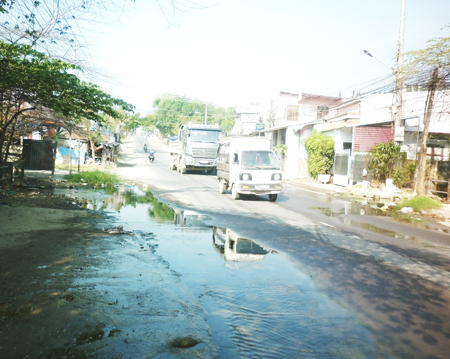 Nước thải tràn ra đường