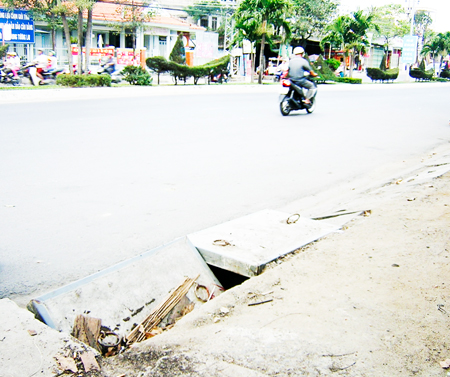 Nắp mương bị sụp