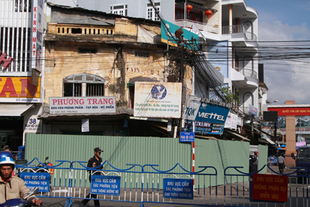 Cưỡng chế di dời các hộ dân ở khu nhà tập thể xuống cấp nghiêm trọng