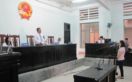 Chủ tọa tuyên đọc quyết định trả hồ sơ điều tra bổ sung.