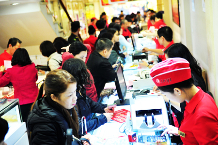 Giá vàng thấp nhất hơn 1 tháng, nhà đầu tư 'dò đáy' mua vào