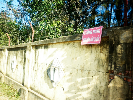 Bức tường nguy hiểm