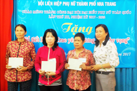 Bà Nguyễn Thị Khánh Hòa-Chủ tịch Hội Liên hiệp Phụ nữ TP. Nha Trang (bìa phải) trao sổ tiết kiệm cho các cá nhân.