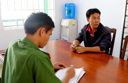 Công an lập biên bản tài xế Giang để xử lý. 