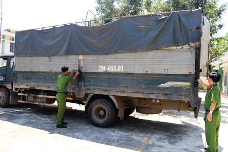 Công an kiểm kê số gỗ được phát hiện, bắt giữ sáng 10-3 ở xã Sơn Thái. 