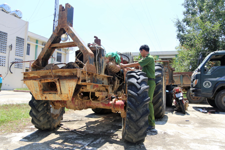 Một máy cày độ chế khác được lâm tặc sử dụng chở gỗ lậu bị Công an huyện Khánh Vĩnh thu giữ.