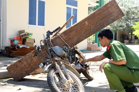 Xe máy phân khối lớn độ chế được lâm tặc sử dụng chuyên chở gỗ lậu bị bắt giữ.