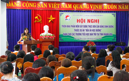 Bà Hoàng Thị Lý – Phó Giám đốc Sở GD-ĐT Khánh Hòa phát biểu tại hội nghị.