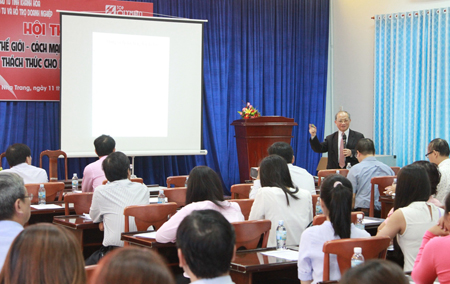 Tiến sĩ Lê Đăng Doanh giảng về cơ hội và thách thức trong kinh tế thời đại mới