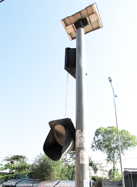 Đèn tín hiệu giao thông sắp rớt