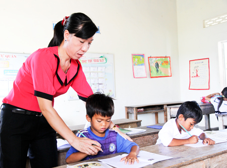 Một lớp dạy tiếng Việt cho học sinh dân tộc thiểu số ở xã Ninh Tây