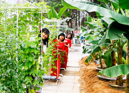 Nhiều người thích thú trước một số nông sản công nghệ cao tại Hội hoa xuân Nha Trang Khánh Hòa 2017.