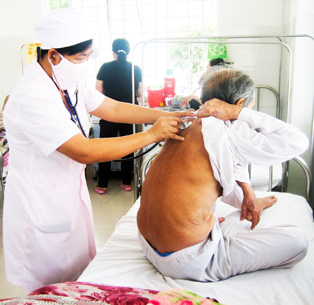 Khám bệnh phổi cho bệnh nhân tại Bệnh viện Lao và bệnh phổi tỉnh