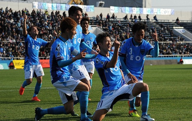 Các đồng đội chia vui với