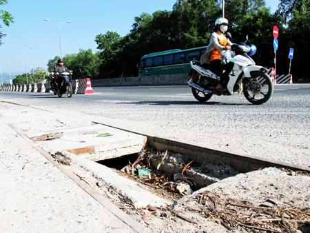 Nắp cống trên đại lộ bị sụp, bể