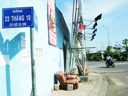 Trụ quảng cáo lấn vỉa hè