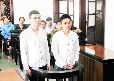 Bị cáo Ngọc (trái) và Khánh