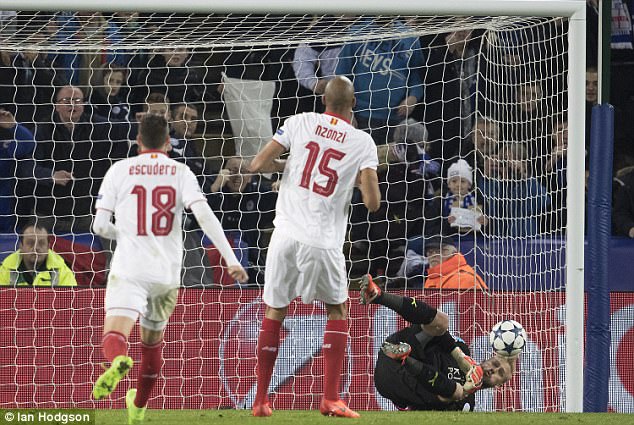 Steven Nzonzi không đánh bại được Kasper Schmeichel từ chấm 11m