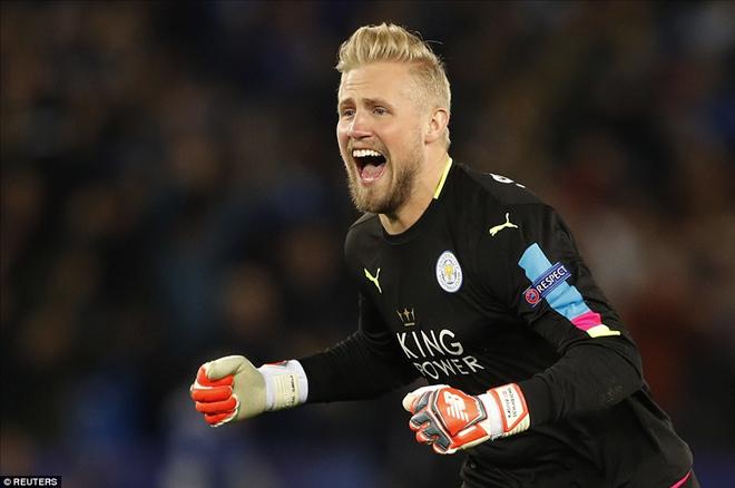 Kasper Schmeichel là người hùng đưa Leicester vào tứ kết.