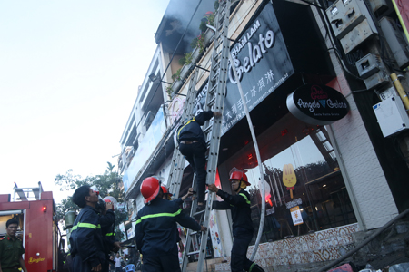 lực lượng chữa cháy chuyên nghiệp đã dập tắt được đám cháy, ngăn không để cháy lan.