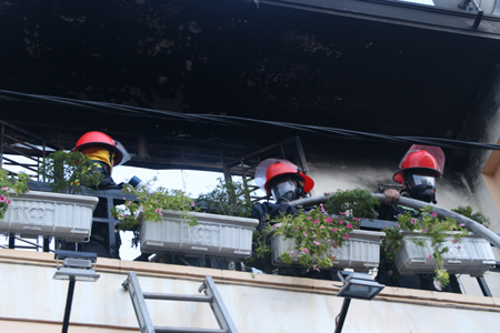 Chiến sĩ chữa cháy dùng mặt nạ phòng độc, tiếp cận hiện trường.