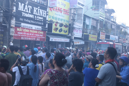 Hàng trăm người dân tràn xuống đường Nguyễn Trãi dõi theo lực lượng chức năng chữa cháy.