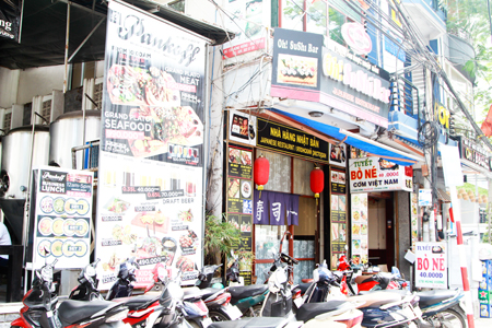 Biển hiệu quảng cáo bằng tiếng nước ngoài  trên đường Hùng Vương (TP. Nha Trang)